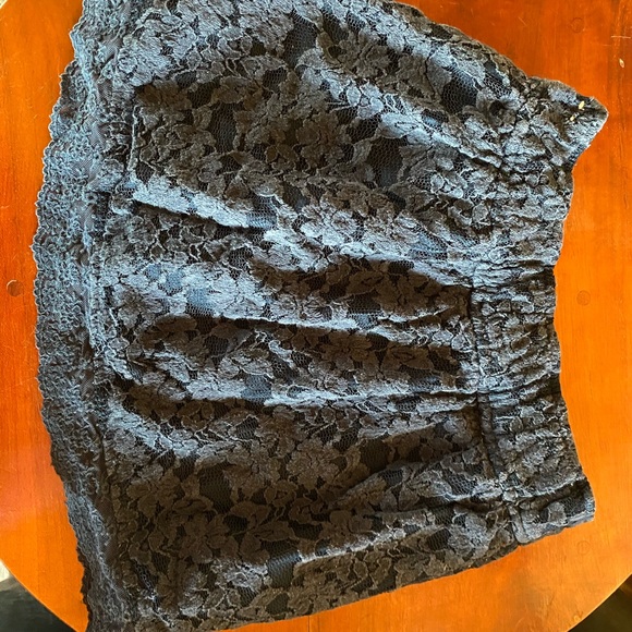 Blue lace skirt - Picture 2 of 3